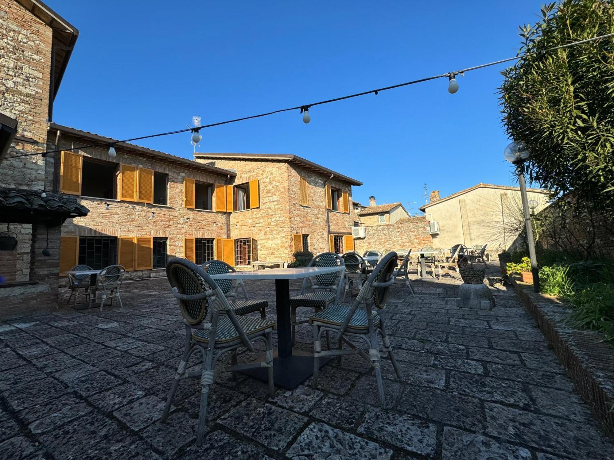 Hotel Monastero Ss. Annunziata Todi Zewnętrze zdjęcie The square in the village of Saint-André-de-Lidon