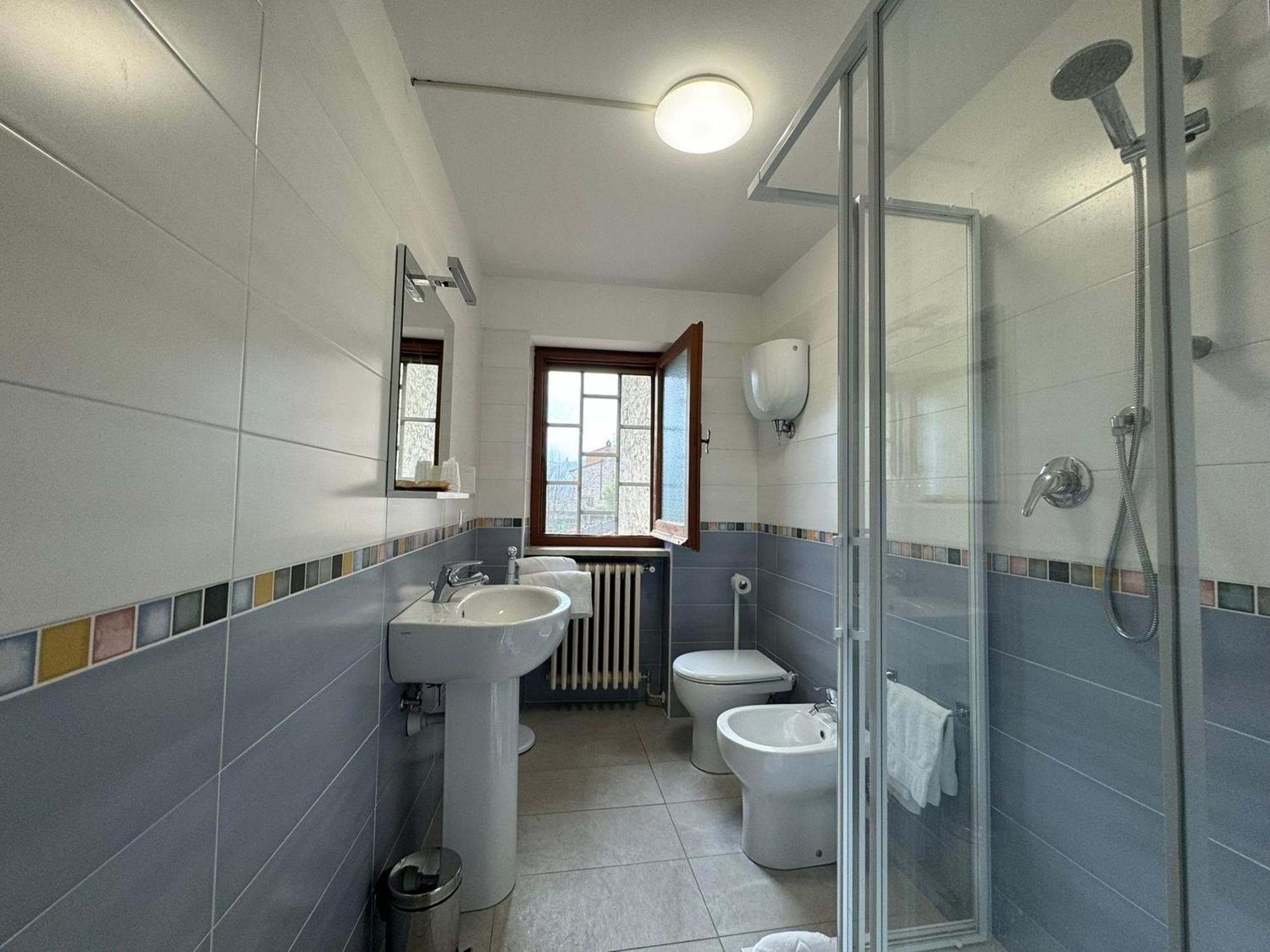 Hotel Monastero Ss. Annunziata Todi Zewnętrze zdjęcie Bathroom with shower enclosure